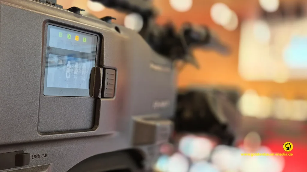 P2 Solid State Panasonic Camcorder seitlich vin unten angeschnitten
