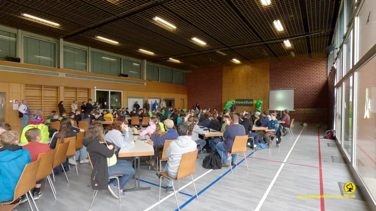 Turnhalle mit ca 150 Menschen