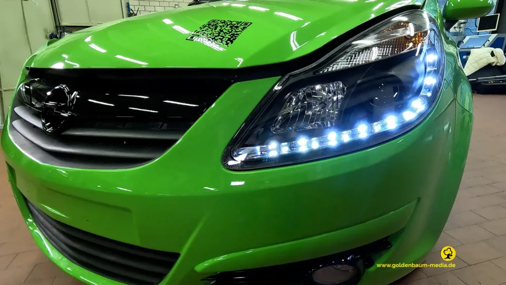 Closeup Scheinwerferv om Opel E-Corsa in giftgrün.