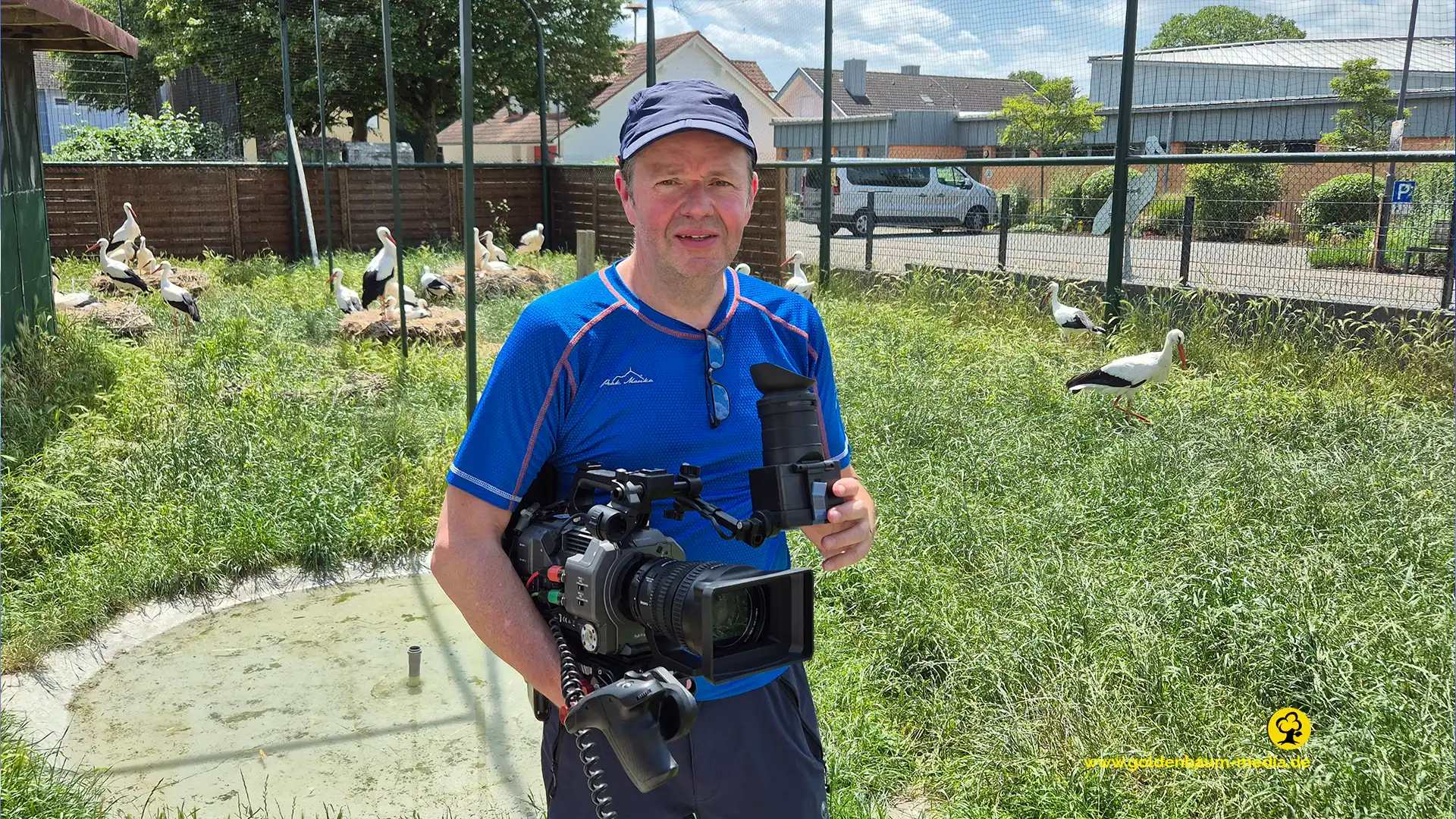 Filmemacher Sven in der Storchenvoliere