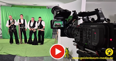 Zimmerleute posieren vor mobiler Studio Greenscreen und Profikamera