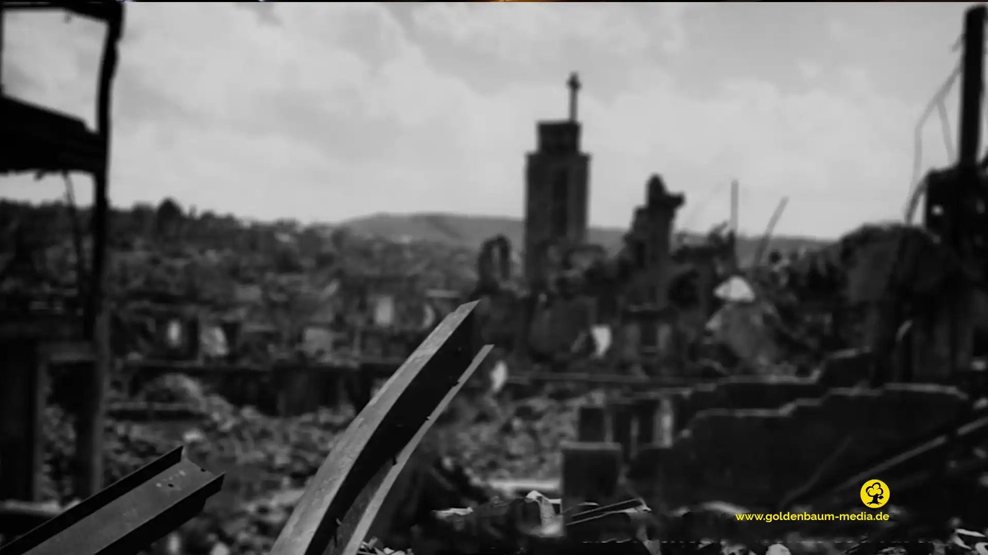 Zerstörtes Pforzheim 1945. Blick aus einer Trümmerlandschaft von der Leopoldstr. Richtung Herz-Jesu Kirche (schwarzweiss Aufnahme)