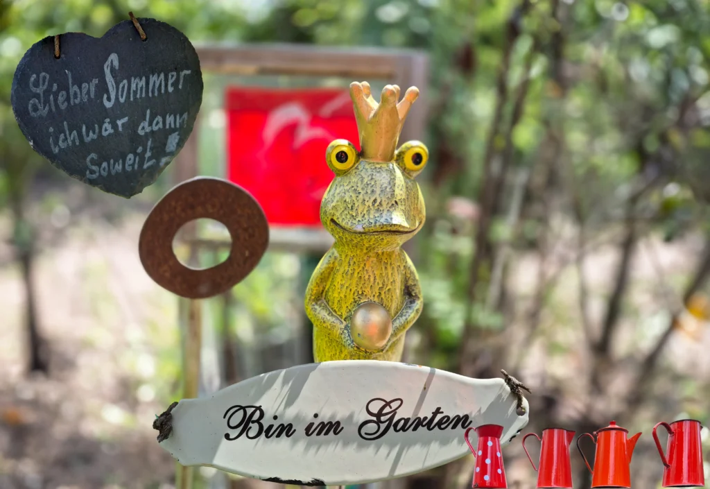 Gartenkunst. blechfrosch mit Schild "Bin im Garten"