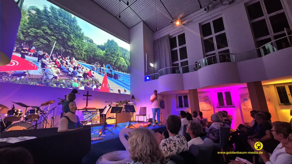 Heilig Geist Kirche Pforzheim Dillweißenstein, Vereinsvorsitzender Jörg Müller eroffnet den Abend zu "Kultur am Beckenrand"