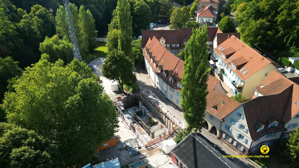 Das Nagoldfreibad vor dem Umbau. Luftbild mit dem Rohbau des Technikgebäudes. Keller und die großen Rohre des Hauptwasseranschlusses