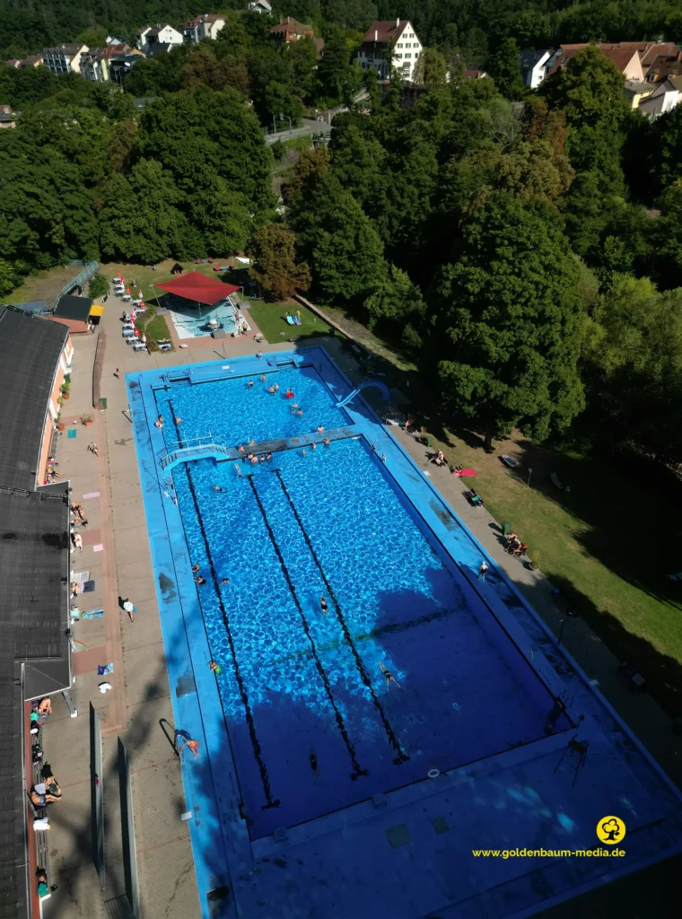 Das Nagoldfreibad vor dem Umbau. Luftbild aus ca. 60m mit großen Pool mit blauem untergrund