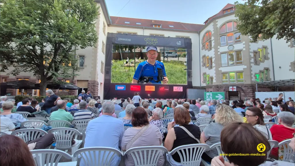 Sven schaut von de RLeinwand des open Air Kinos im Kulturhaus Osterfeld