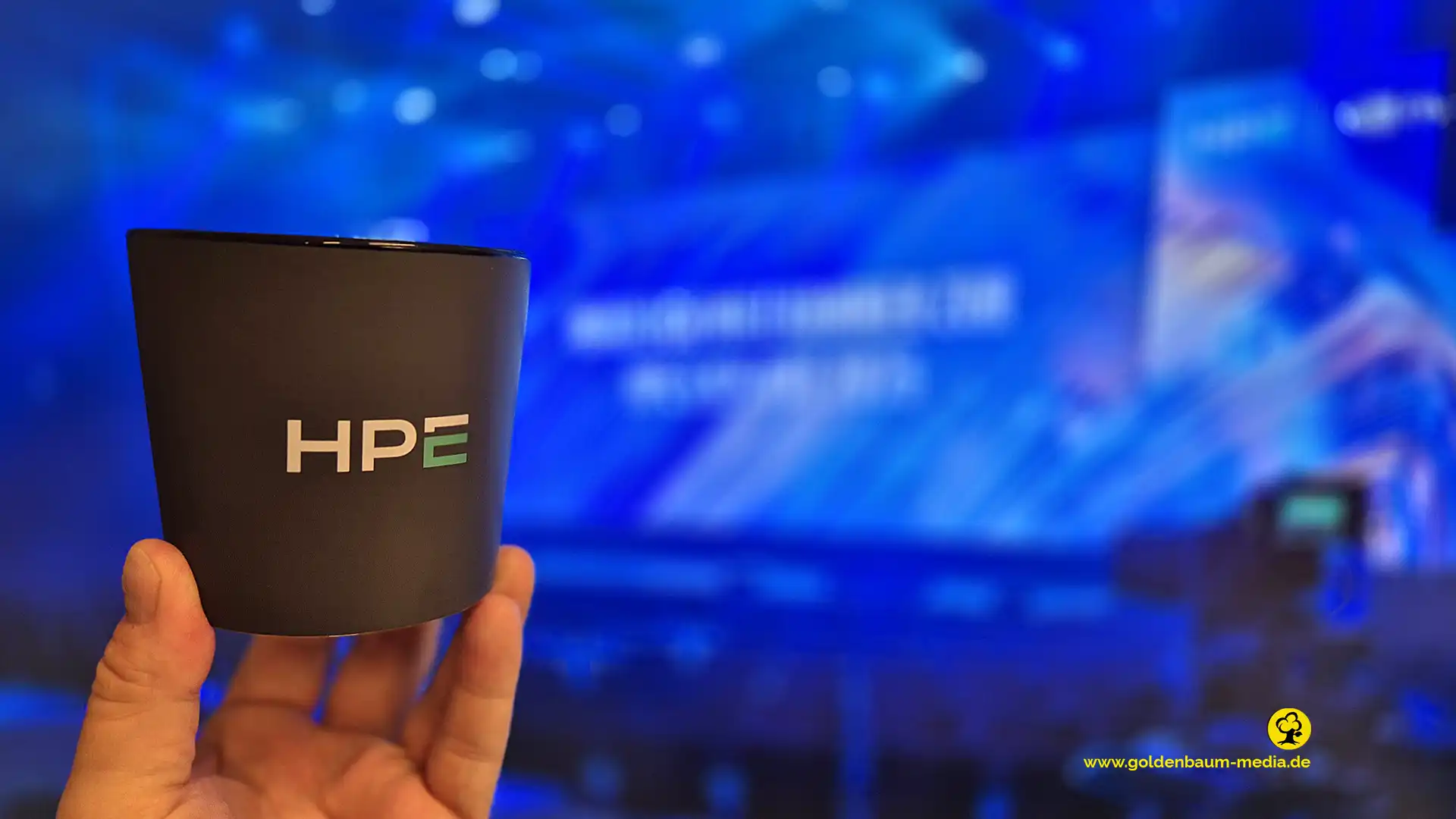 Neue Tasse in blau getauchter leeren Bühne