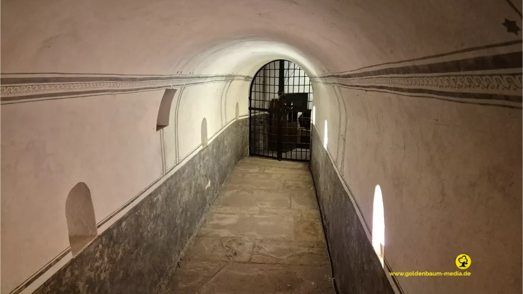 Ein Gang verbindet die Süd- und nordgruft unter der SchlosskirchePforzheim. Hinter dem Gitter befindet sich der Sarg von Stéphanie de Beauharnais.