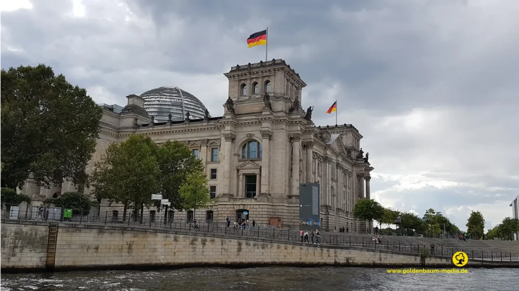 Reichstsag von der Spree aus gesehen