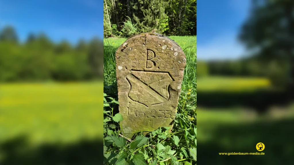 Badischer Grenzstein auf einer Wiese